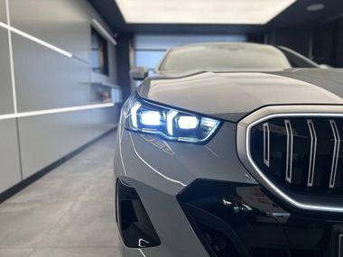 BMW 5 серия 2023 года, 9 554 км - вид 2