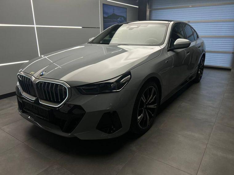 BMW 5 серия 2023 года, 9 554 км - вид 1