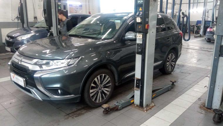 Mitsubishi Outlander 2018 года, 106 250 км - вид 1