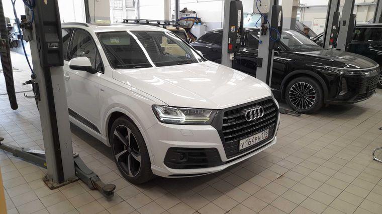 Audi Q7,  - вид 1