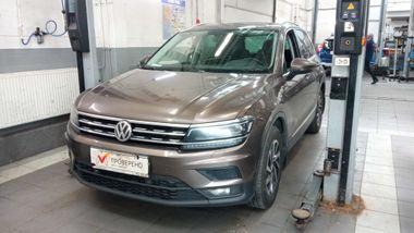 Volkswagen Tiguan 2018 года, 179 938 км - вид 1