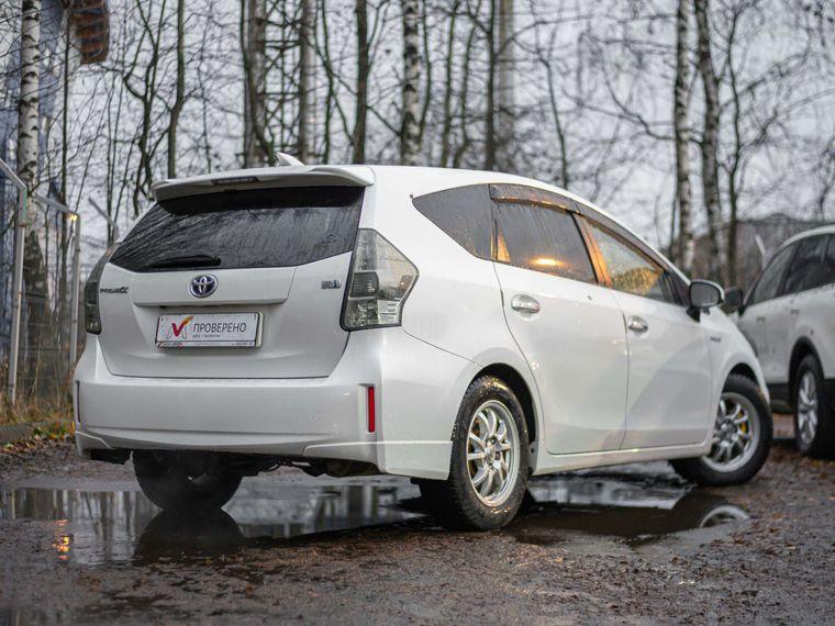 Toyota Prius Alpha,  - вид 1