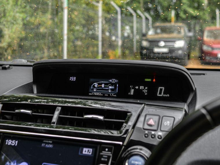 Toyota Prius Alpha,  - вид 4