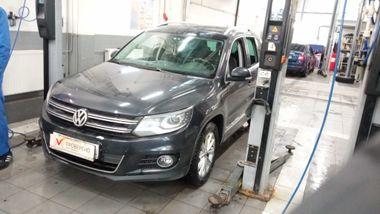 Volkswagen Tiguan 2013 года, 211 936 км - вид 1